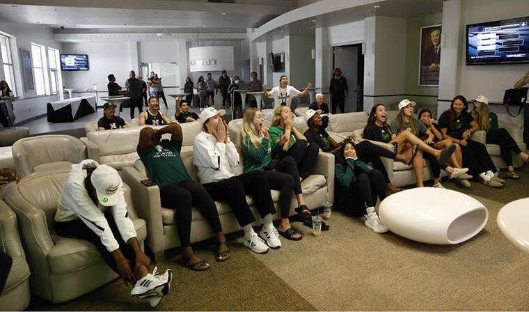 JAMM AQUINO / JAQUINO@STARADVERTISER.COM 
                                The Hawaii Rainbow Wahine volleyball team reacts upon discovery of their bracket placing in the NCAA tournament at Stan Sheriff Center.