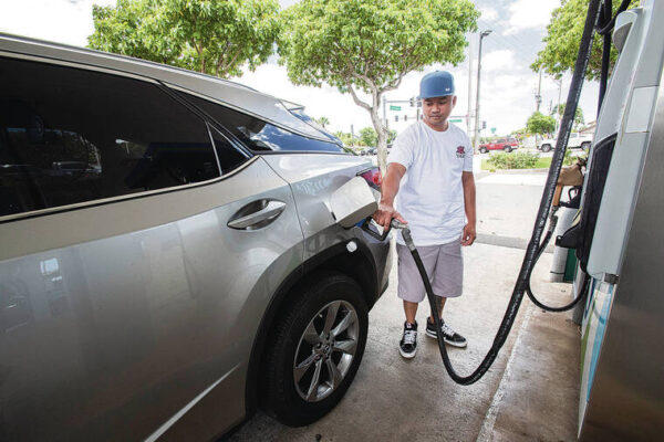 Off the news: Gas prices fall across U.S., not in Hawaii