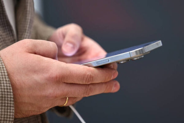 Smartphones drawing Japanese away from books