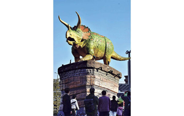 Life-size robotic dinosaurs populate Fukui train station