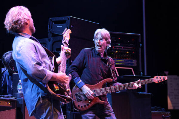 Phil Lesh, bassist who anchored the Grateful Dead, dies at 84