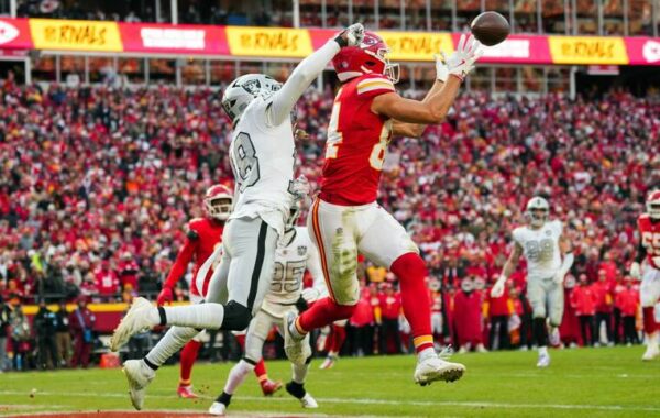 Chiefs first to clinch playoff spot after edging Raiders