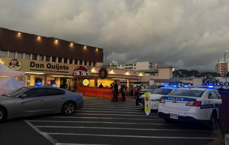 VICTORIA BUDIONO / VBUDIONO@STARADVERTISER.COM
                                Onlookers and police are seen outside the Don Quijote supermarket on Kaheka Street this evening as a barricade situation forced the store to close.