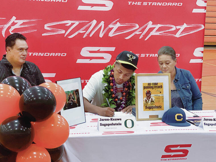 PAUL HONDA / PHONDA@STARADVERTISER.COM
                                Campbell’s record-setting quarterback Jaron-Keawe Sagapolutele, flanked by father Tiki and mother Setema, signed his National Letter of Intent in a signing ceremony at the Sabers’ gym Wednesday morning.