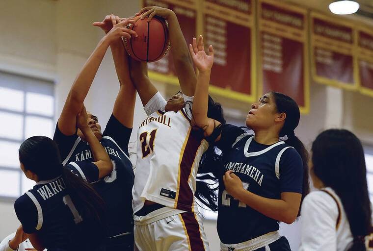 JAMM AQUINO / JAQUINO@STARADVERTISER.COM
                                Cabuyadao-Caswell battled Zoe Silva of the Spartans for a rebound.